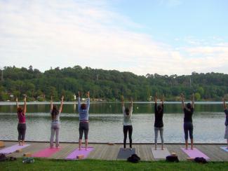 Cours de yoga en extérieur